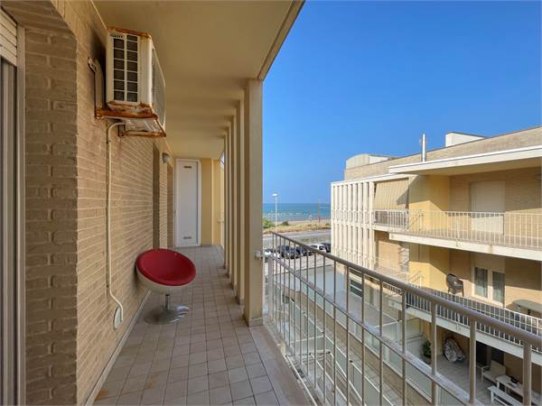 Attico con lastricato solare a Marina di Montemarciano AN