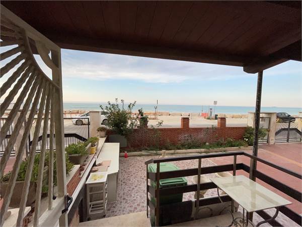 Porzione villa fronte mare a  Marina di Montemarciano (AN)